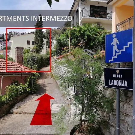 Michelle - Intermezzo With Sea View Apartman